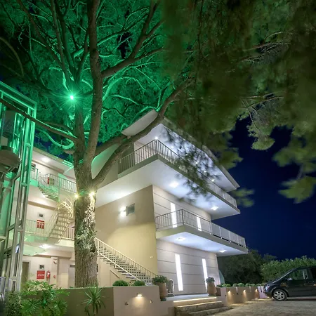 Hotel Koukounaria & 4*